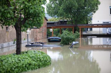 Überflutete Autos in Castel Bolognese in der Nähe von Ravenna (Bild: Ansa/AFP)