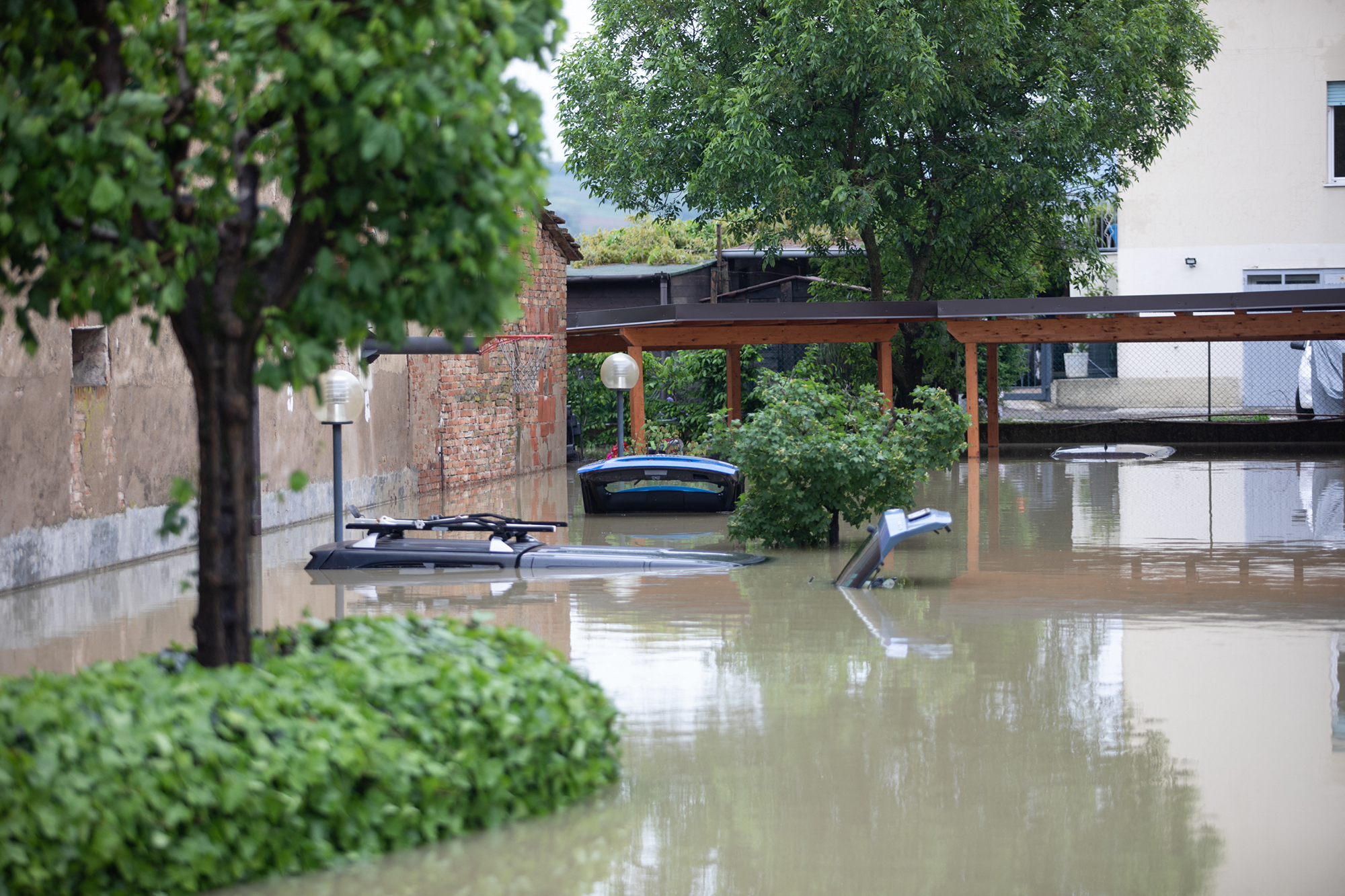 Überflutete Autos in Castel Bolognese in der Nähe von Ravenna (Bild: Ansa/AFP)