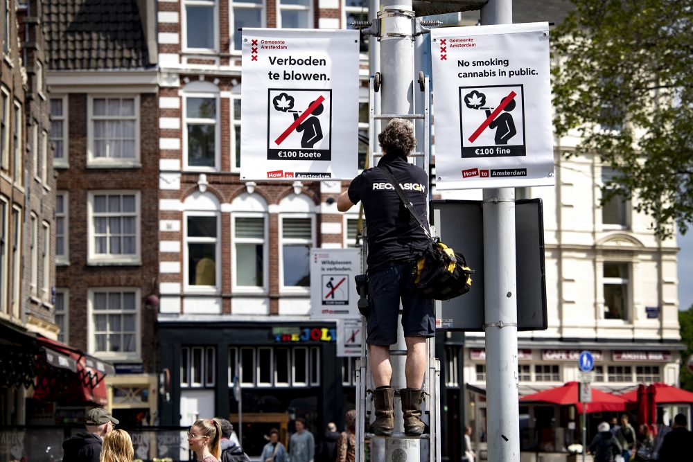 Joint rauchen in der Öffentlichkeit: 100 Euro Strafe (Bild: Ramon van Flymen/ANP/AFP)