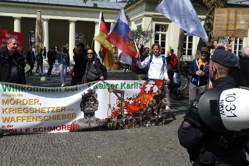 Pro-russische Demonstranten anlässlich der Verleihung des Karlspreises an das ukrainische Volk und seinen Präsidenten (Bild: Wolfgang Steil/AFP)