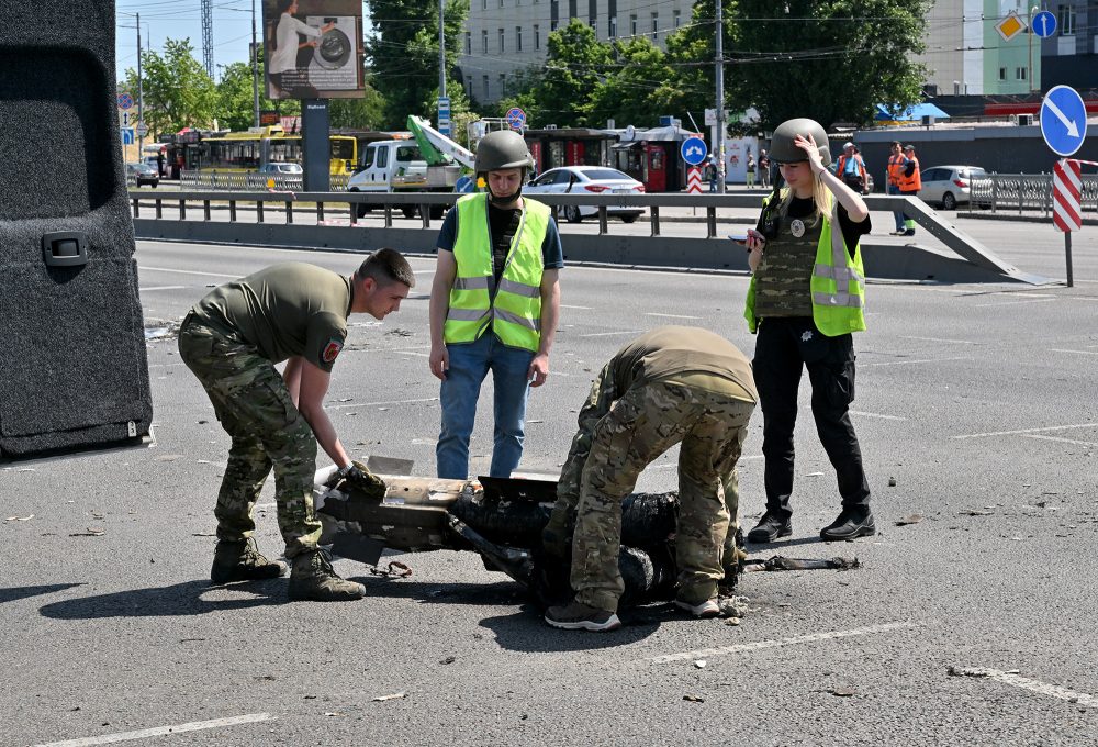 Polizeiexperten entfernen Fragmente einer russischen Rakete in Kiew (Bild: Sergei Supinsky/AFP)