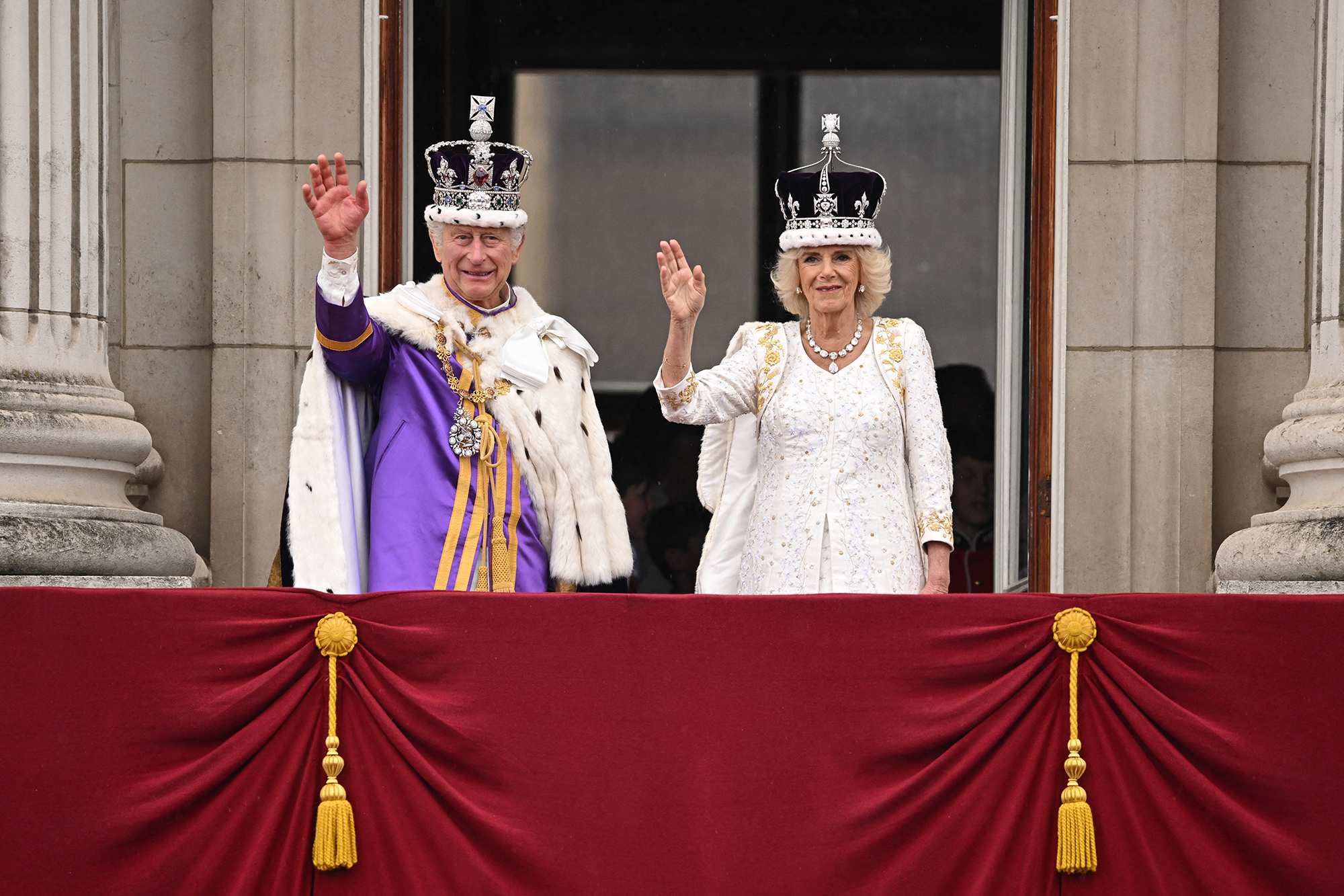 König Charles III. und Camilla auf dem Balkon des Buckingham-Palasts (Bild: Oli Scarff/AFP)