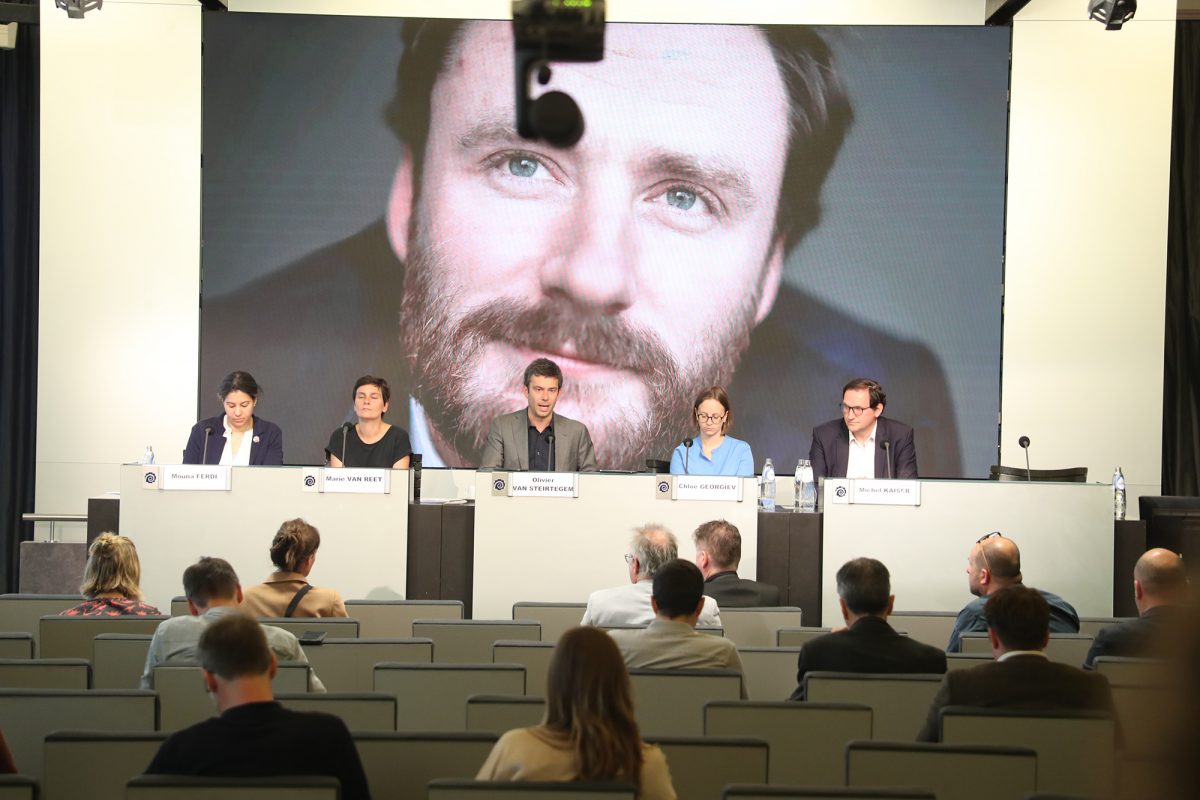 Pressekonferenz des Unterstützungskomitees: Mouna Ferdi, Marie Van Reet, Berater Olivier Van Steirtegem, Anwältin Chloe Georgiev und Anwalt Michel Kaiser (Bild: Nicolas Maeterlinck/Belga)