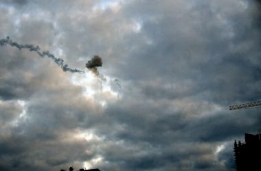 Rakete explodiert über Kiew (Archivbild: Sergej Supinsky/AFP)