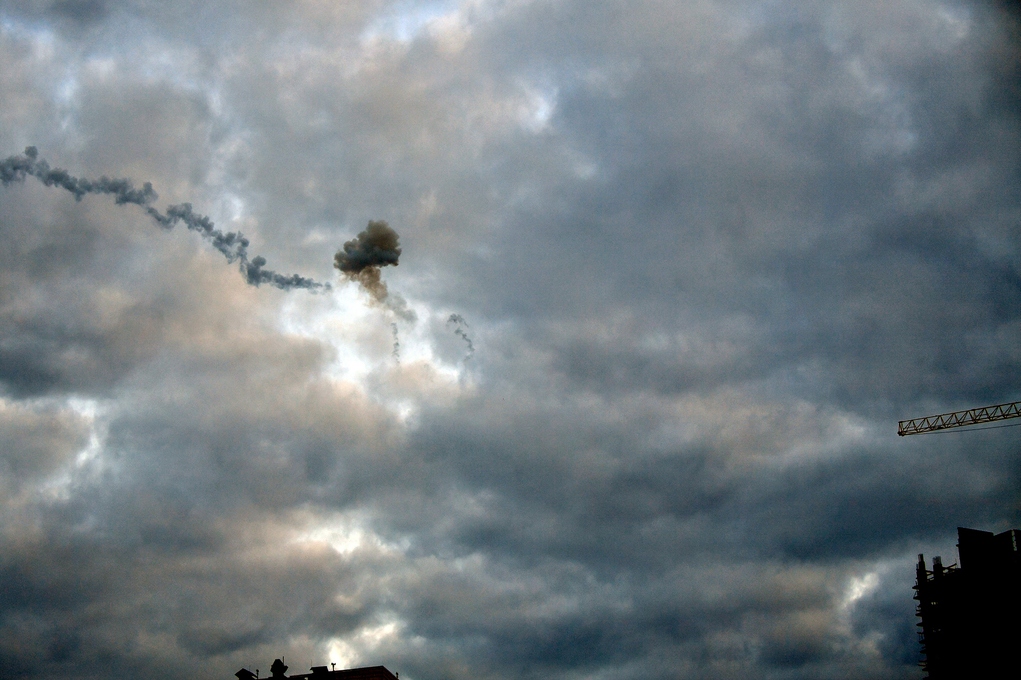 Rakete explodiert über Kiew (Archivbild: Sergej Supinsky/AFP)
