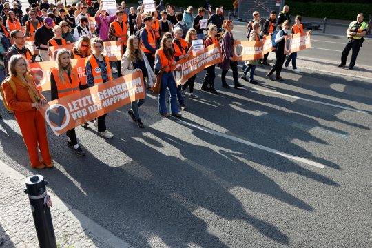 Marsch der Protestgruppe "Letzte Generation" in Berlin am Mittwoch (Bild: Odd Andersen/AFP)