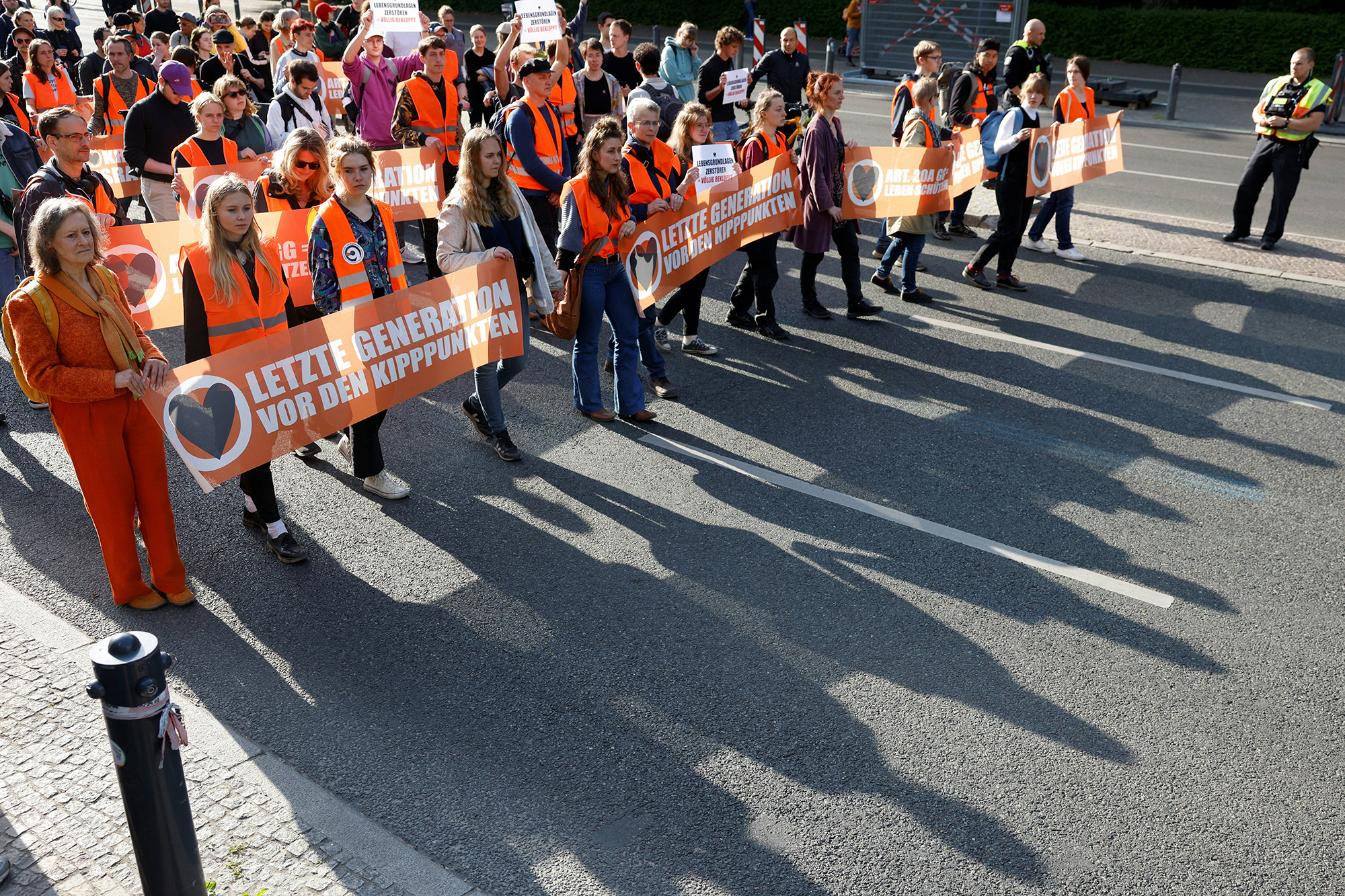 Marsch der Protestgruppe "Letzte Generation" in Berlin am Mittwoch (Bild: Odd Andersen/AFP)