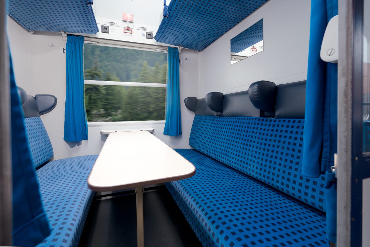 Das Liegeabteil im Nachtzug von Brüssel nach Berlin in der Version zum Sitzen (Bild: European Sleeper)