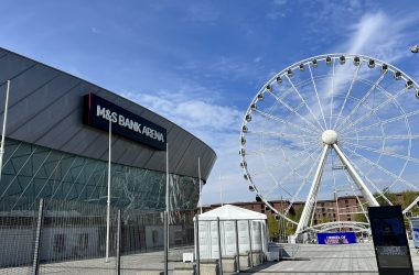 Liverpool Arena und Riesenrad (Bild: Biggi Müller /BRF)