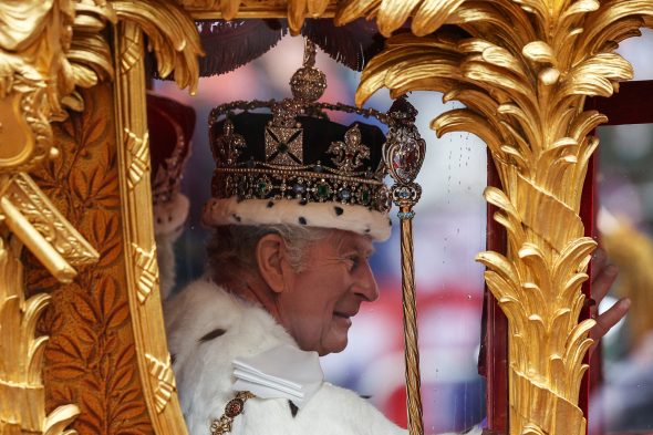 Krönung von Charles III.: der König in der Goldenen Kutsche (Bild: Adrian Dennis/Pool/AFP)