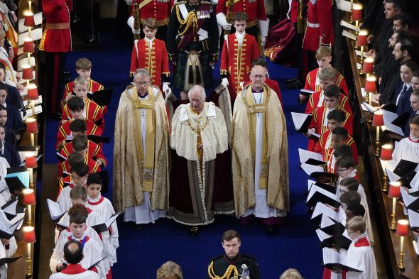 Krönung von Charles III.: Einzug in Westminster Abbey (Bild: Andrew Matthews/Pool/AFP)