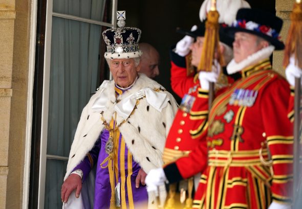 Krönung von Charles III.: Mitglieder des Militärs begrüssen den König im Garten des Buckingham-Palasts (Bild: Andrew Milligan/Pool/AFP)