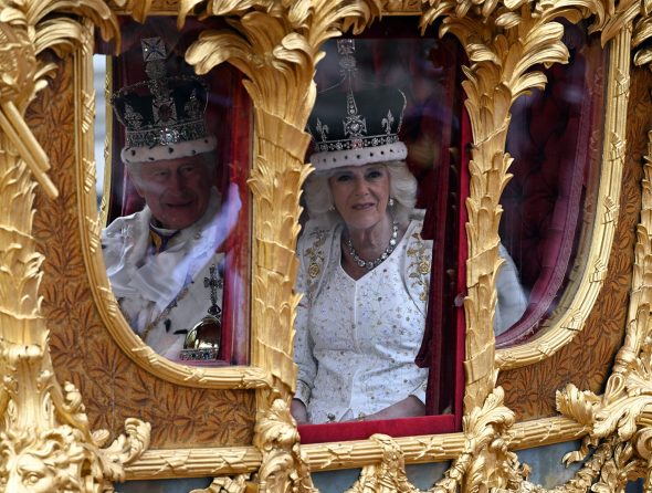 Krönung von Charles III.: Der König und seine Gemahlin Camilla in der Goldenen Kutsche (Bild: Charles McQuillan/Pool/AFP)