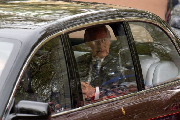 Krönung von Charles III.: Der König im Auto (Bild: James Manning/Pool/AFP)
