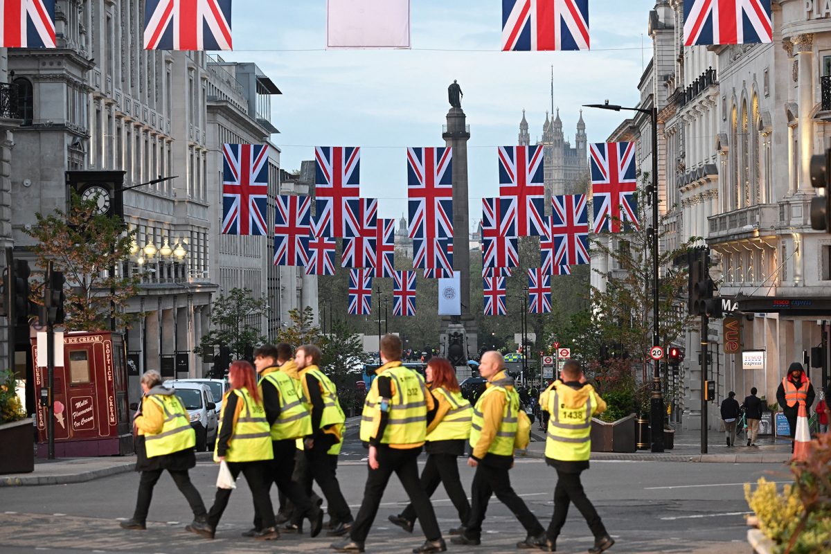 Arbeiter in London - alles ist bereit für die Krönung von König Charles III. (Bild: Loic Venance/AFP)