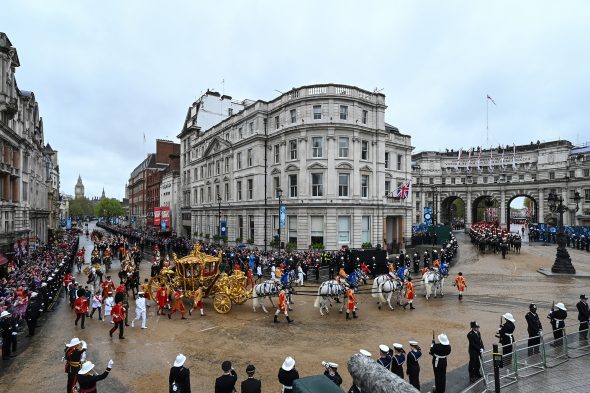 Krönung von Charles III.: Goldene Kutsche unterwegs durch London (Bild: Sebastien Bozon/Pool/AFP)