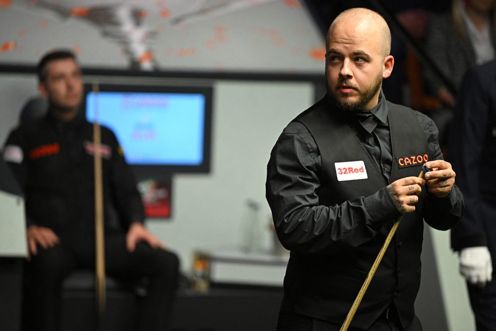 Luca Brecel beim Finale der Snooker-WM in Sheffield 2023