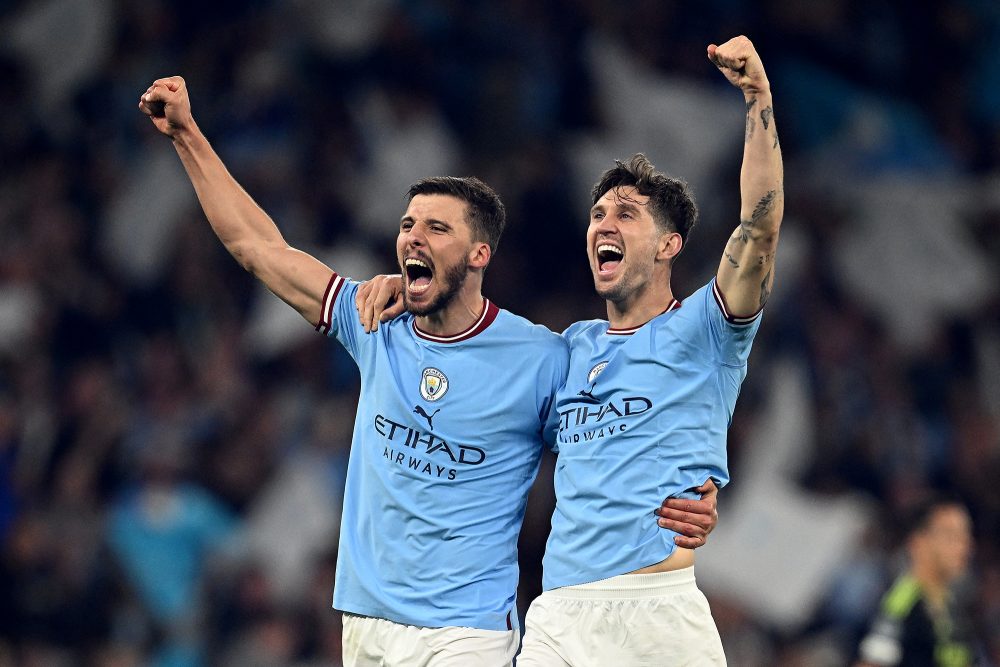 Die beiden Manchester-City-Verteidiger Ruben Dias (li.) und John Stones nach dem Halbfinal-Rückspiel gegen Real Madrid (Bild: Paul Ellis/AFP)