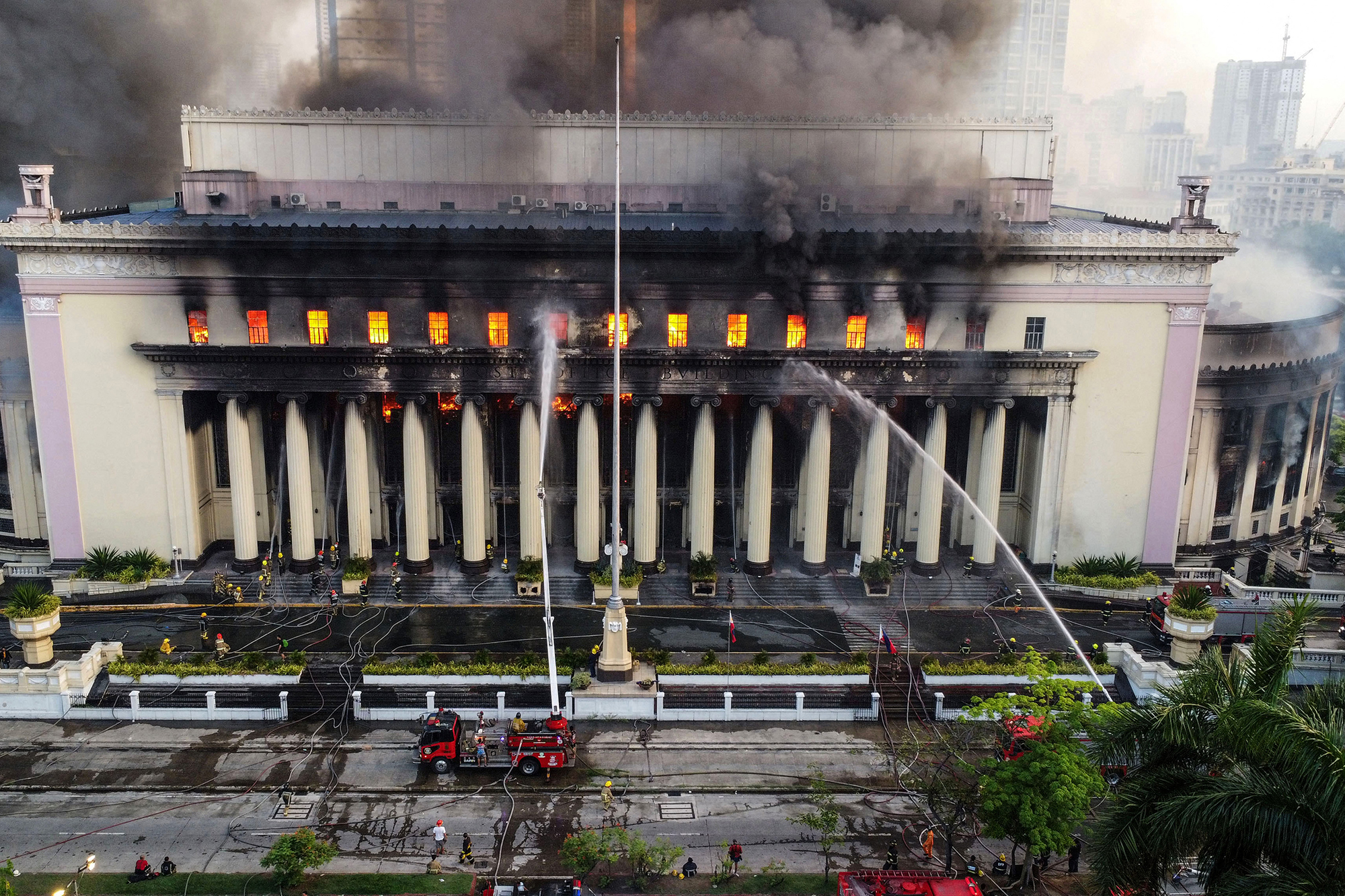 Brand zerstört Hauptpostamt der philippinischen Hauptstadt Manila (Bild: STR/AFP)
