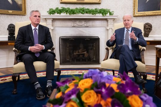 Kevin McCarthy und US-Präsident Biden am 22. Mai im Weißen Haus in Washington (Bild: Saul Loeb/AFP)