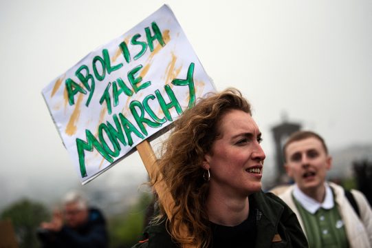 Monarchiegegner demonstrieren während der Krönung des neuen Königs (Bild: Andy Buchanan/AFP)