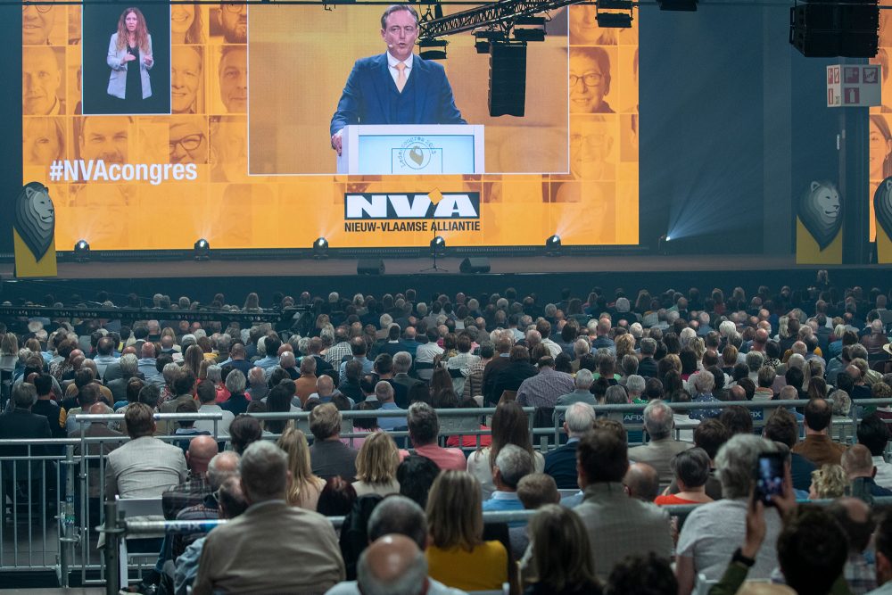 Der Parteivorsitzende Bart De Wever hält eine Rede auf dem Parteikongress der N-VA (Bild: Nicolas Maeterlinck/Belga)