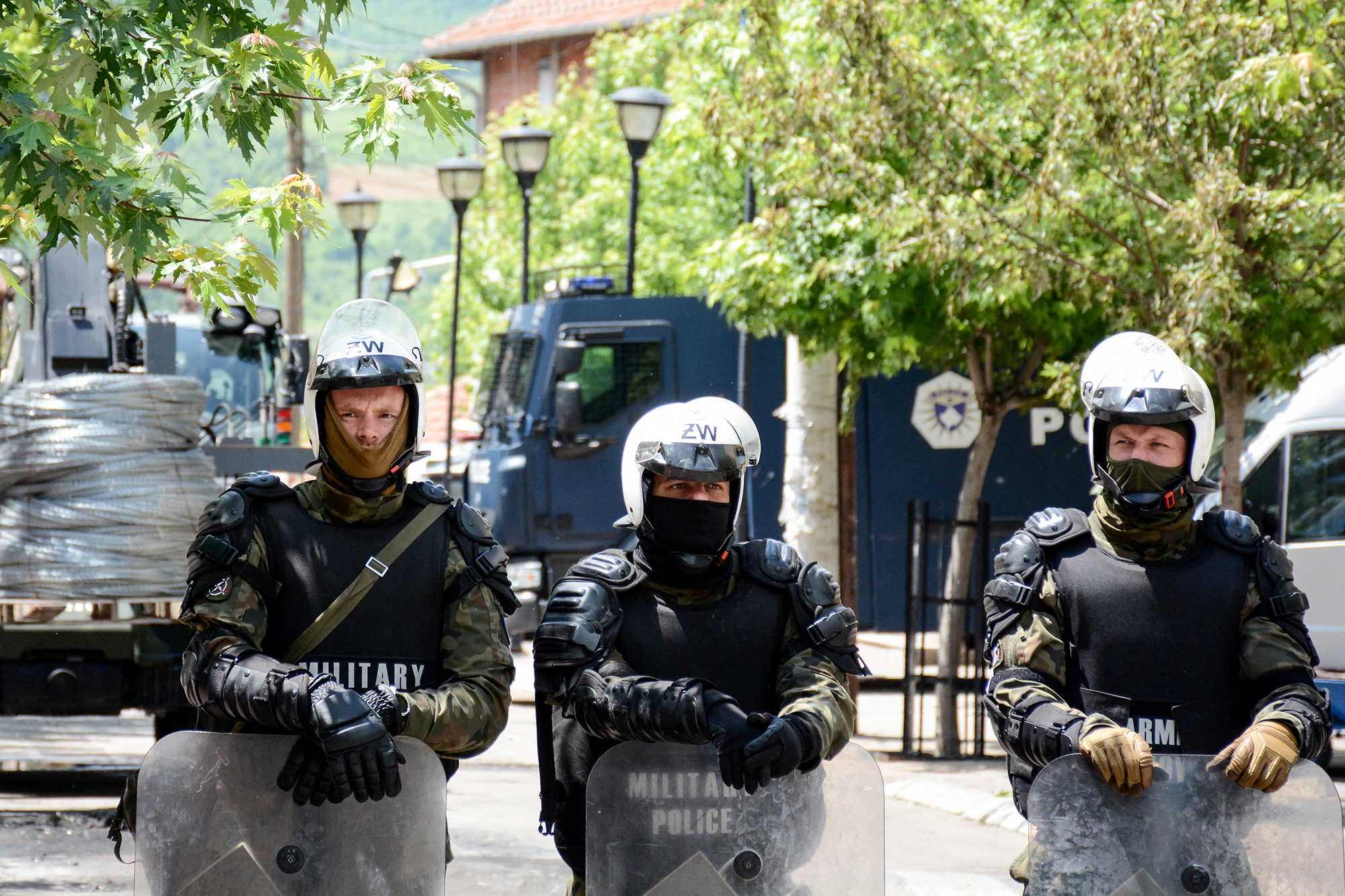 Nato-Soldaten im Norden Kosovos nach Ausschreitungen mit serbischen Demonstranten (Bild: AFP)