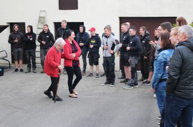 Petronella Braun aus Medell feiert 100. Geburtstag - der JGV gratuliert mit einem Türkranz (Bild: Katrin Margraff/BRF)