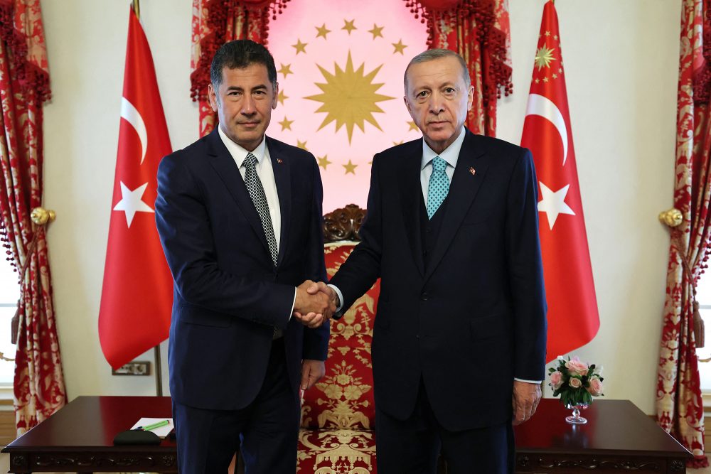 Der türkische Präsident Erdogan (re.) bei einem Treffen mit dem ehemaligen Präsidentschaftskandidaten der ATA-Allianz Ogan (Bild: Handout/Press Office of the Presidency of Turkey/AFP)