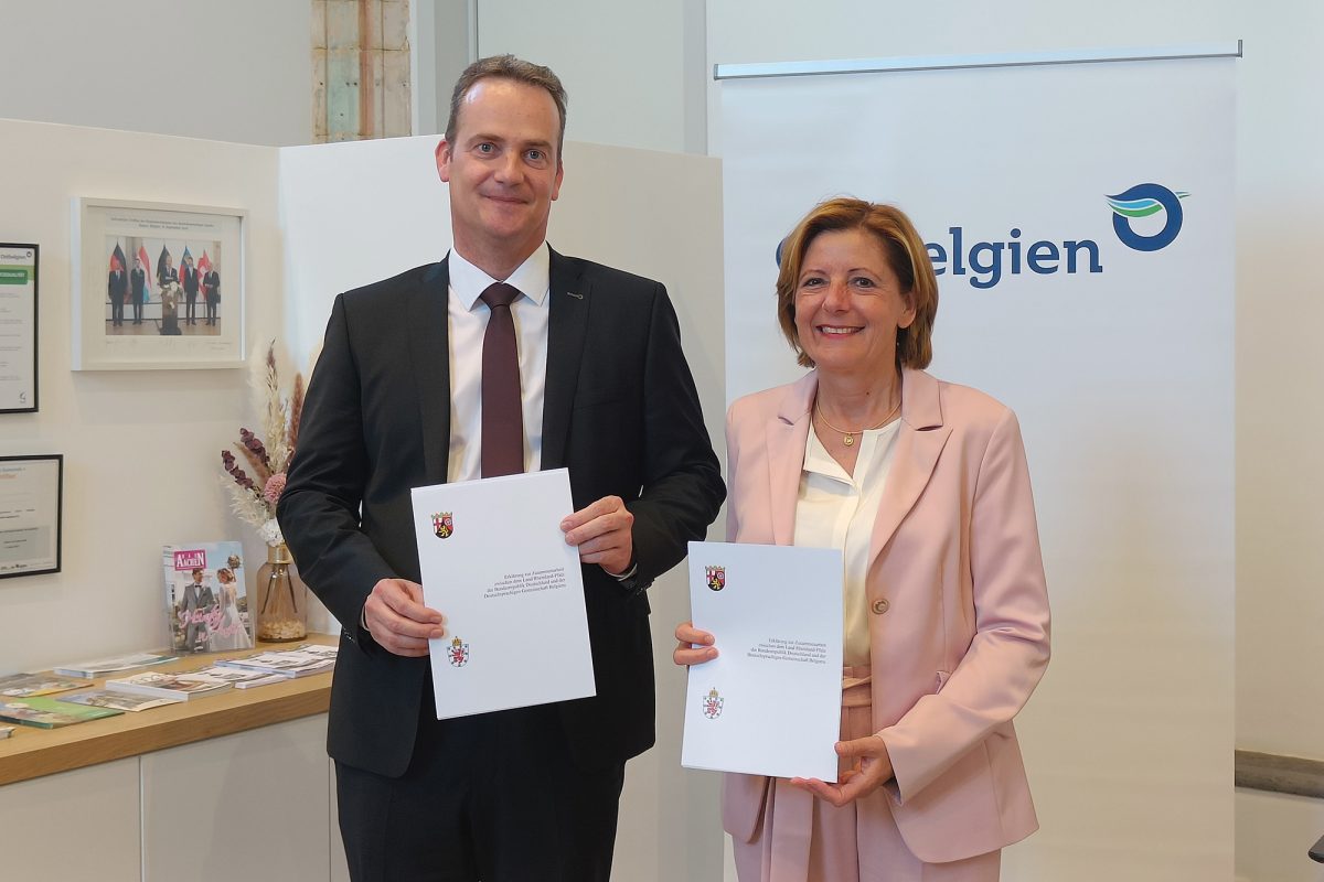 Die Ministerpräsidenten Oliver Paasch und Malu Dreyer haben dazu am Donnerstag in Eupen eine Erklärung unterzeichnet (Bild: Andreas Lejeune/BRF)