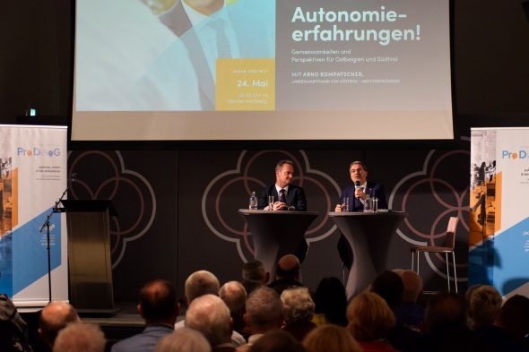 Autonomie-Erfahrungen: DG-Ministerpräsident Oliver Paasch und der Südtiroler Landeshauptmann Arno Kompatscher (Bild: Stephan Pesch/BRF)