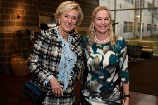 Pascale Van Damme (re.), Geschäftsführerin von Dell Belux, zusammen mit Prinzessin Astrid von Belgien (Archivbild: Dirk Waem/Belga)