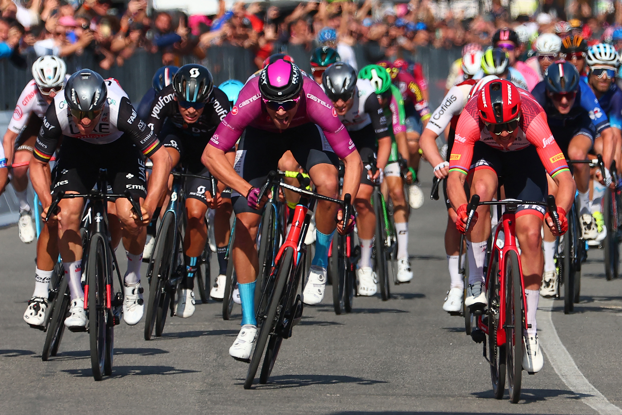 Zielsprint mit Mads Pedersen rechts im Bild (Bild: Luca Bettini/AFP)