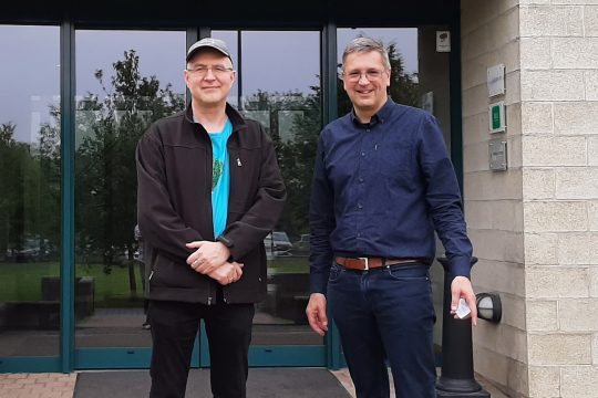 Lehrer Manuel Meune mit BRF-Chefredakteur Stephan Pesch (Bild: BRF)