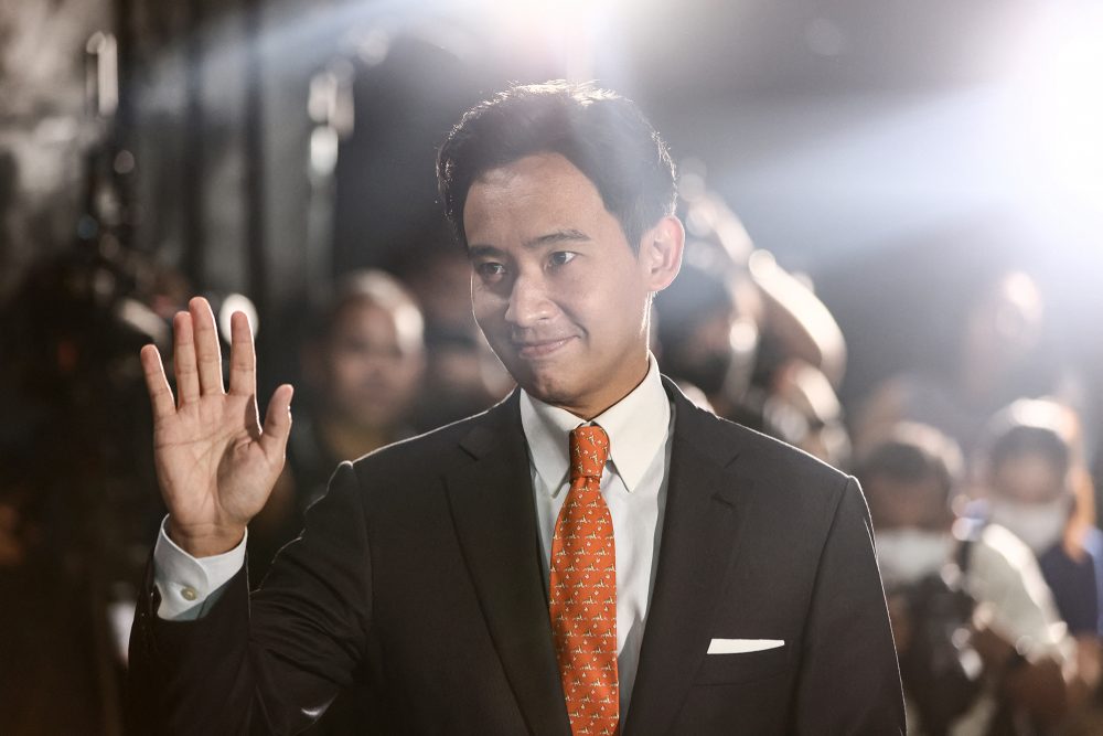 Pita Limjaroenrat, Vorsitzender der Move-Forward-Partei und Kandidat für das Amt des Ministerpräsidenten auf dem Weg zur Pressekonferenz in der Parteizentrale in Bangkok (Bild: Jack Taylor/AFP)