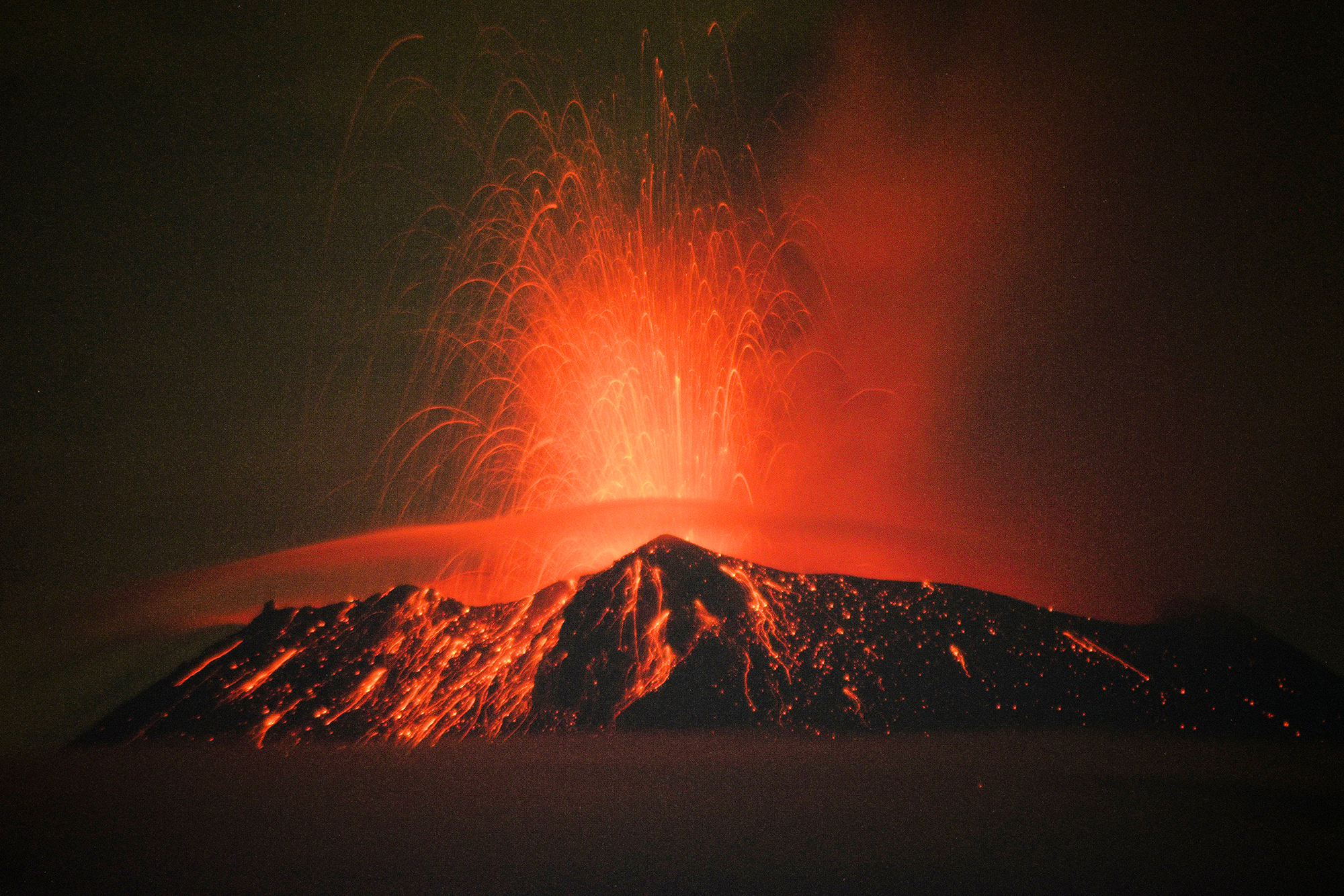 Der Vulkan Popocatépetl in San Nicolas de los Ranchos im mexikanischen Bundesstaat Puebla spuckt Feuer und Asche (Bild: Osvaldo Cantero/AFP)