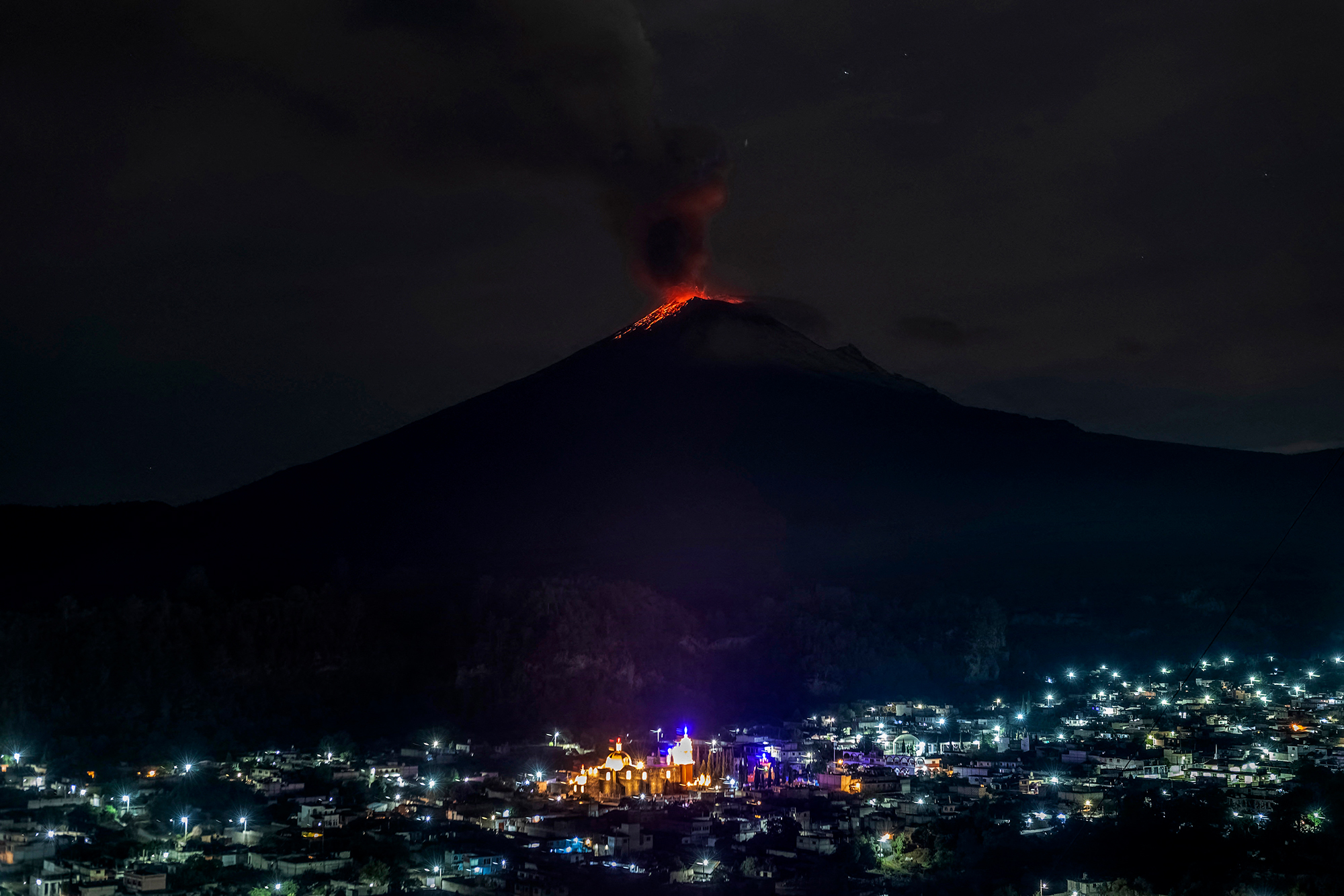 Der Vulkan Popocatépetl stößt seit Tagen Asche, Dampf und Gas aus (Bild: Erik Gomez Tochimani/AFP)