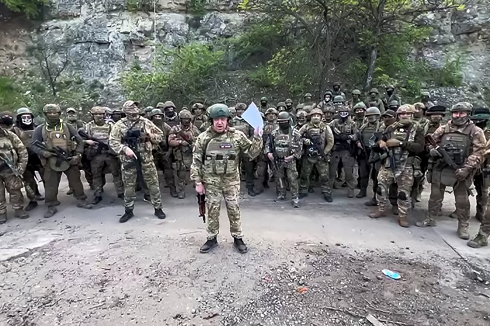 Jewgeni Prigoschin vor Kämpfern der russischen paramilitärischen Gruppe Wagner (Bild: Handout/Telegram channel of Concord group/AFP)