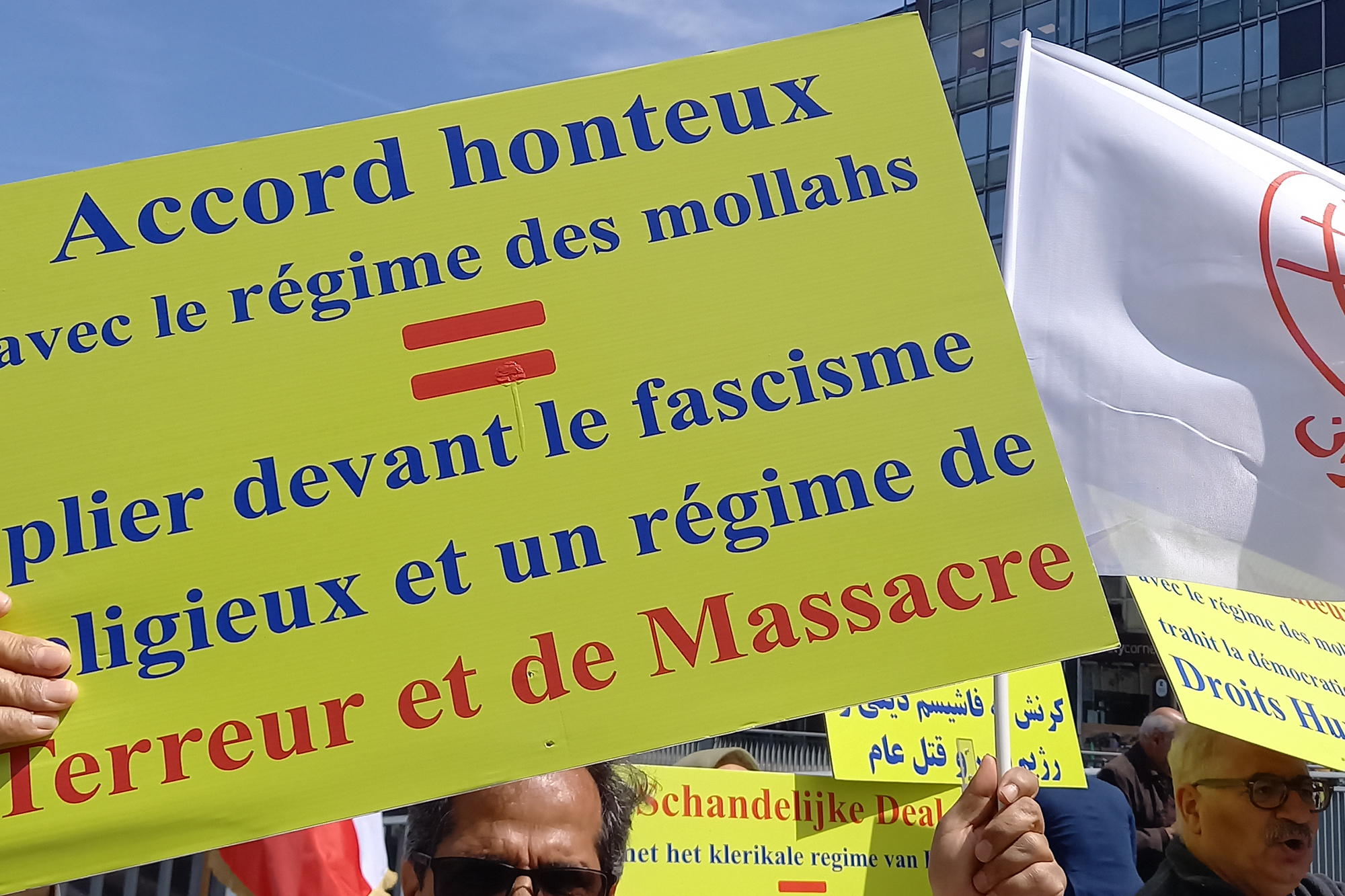 Protest gegen Freilassung Assadis (Bild: Nicolas Baras/Belga)