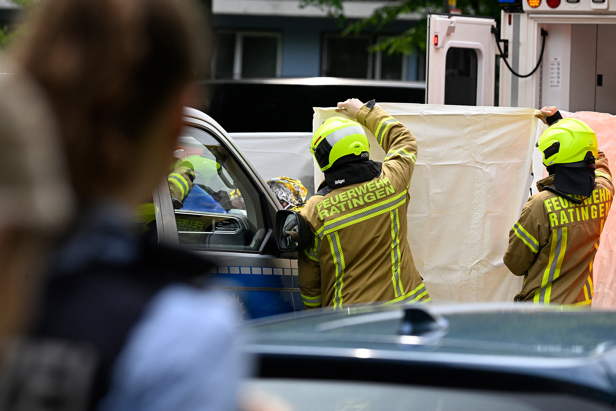 Rettungskräfte am Donnerstag in Ratingen (Bild: Roberto Pfeil/AFP)
