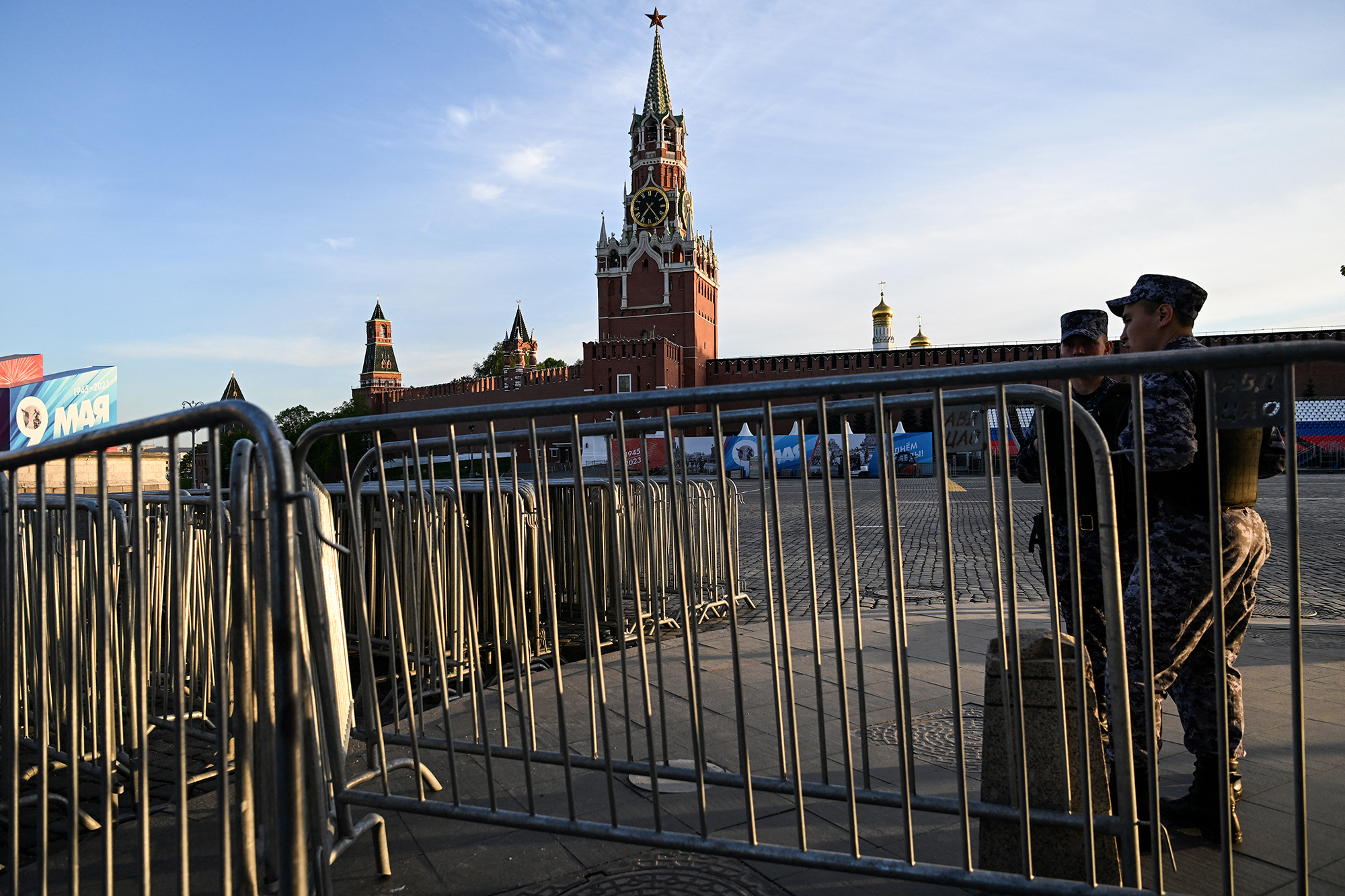 Russische Polizisten patrouillieren auf dem Roten Platz im Zentrum von Moskau (Bild: Kirill Kudryavtsev/AFP)