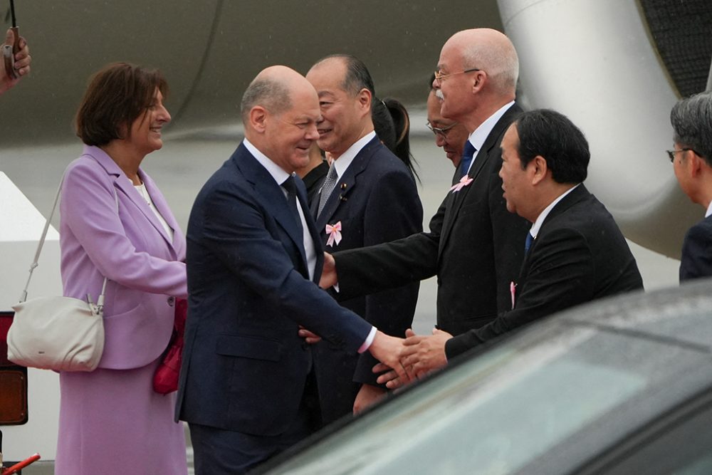 Der deutsche Bundeskanzler Olaf Scholz und seine Frau Britta Ernst bei ihrer Ankunft auf dem Flughafen Hiroshima (Bild: Handout/Foreign Ministry of Japan/AFP)