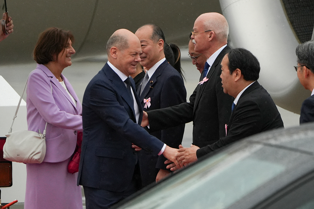 Der deutsche Bundeskanzler Olaf Scholz und seine Frau Britta Ernst bei ihrer Ankunft auf dem Flughafen Hiroshima (Bild: Handout/Foreign Ministry of Japan/AFP)