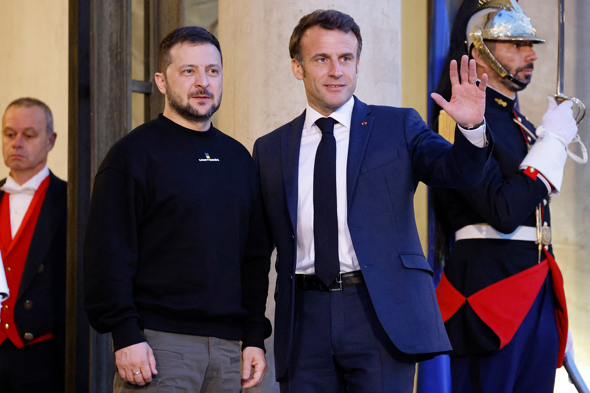 Der ukrainische Präsident Selenskyj (li.) und Frankreichs Präsident Macron vor dem Élysée-Palast in Paris (Bild: Ludovic Marin/AFP)