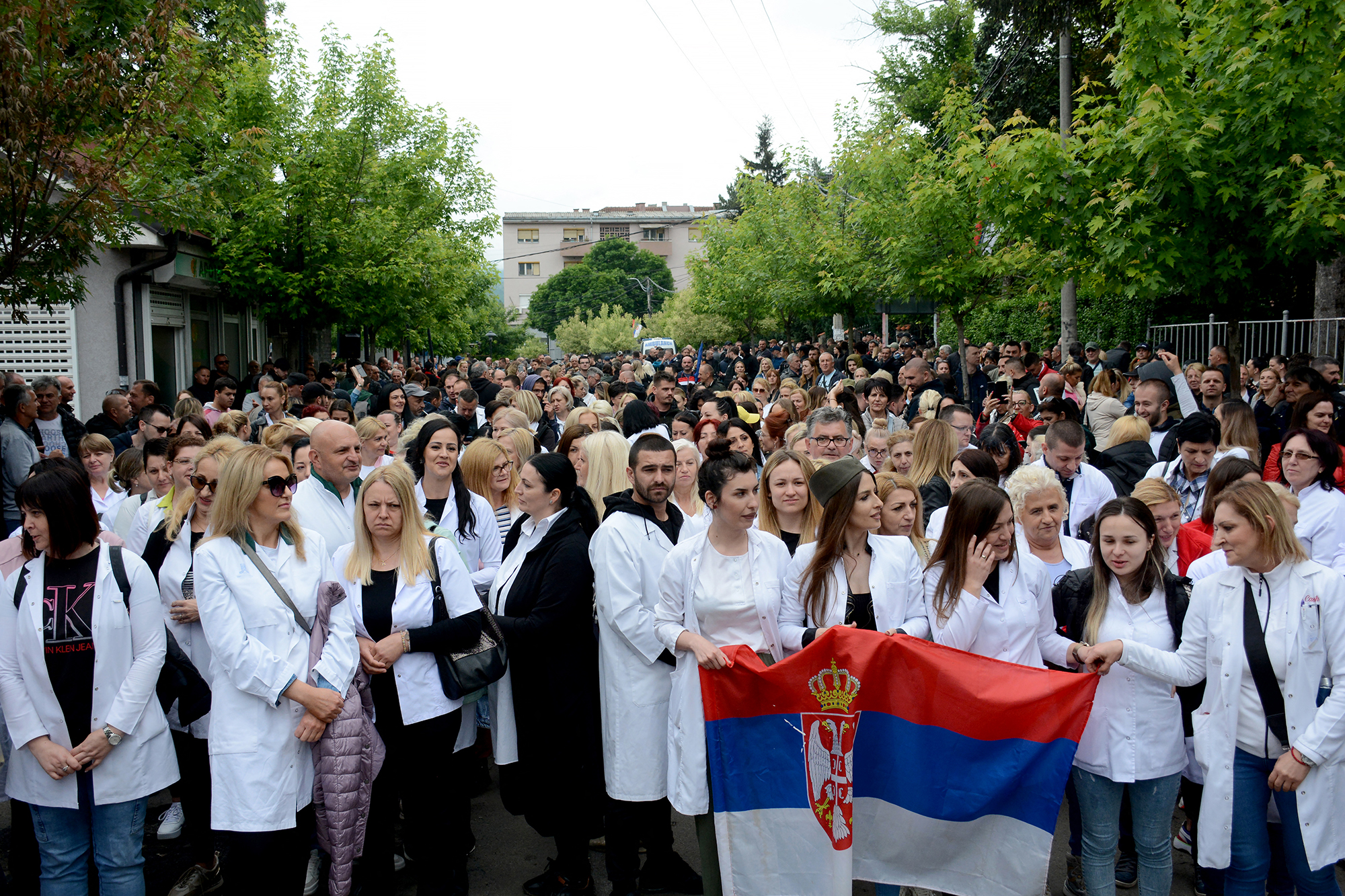 Hunderte ethnischer Serben vor dem Rathaus von Zvecan im Norden des Kosovo (Bild: Stringer/AFP)