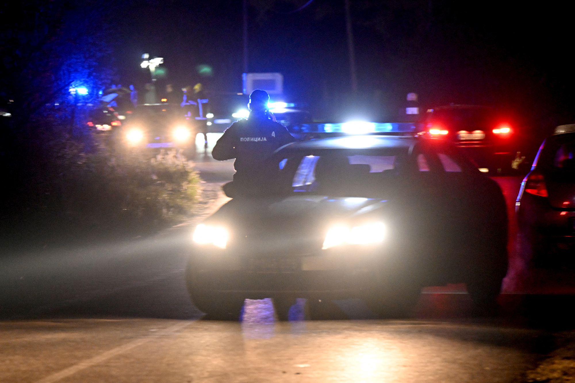 Polizeisperre in der Nähe des Dorfes Malo Orasje, kurz vor der Stadt Mladenovac (Bild: Andrej Isakovic/AFP)