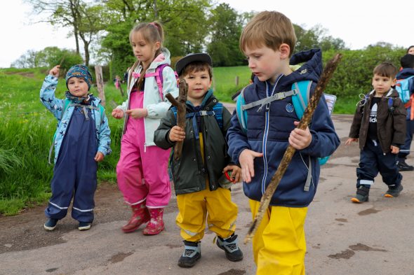 Waldtag der SGO-Kindergartenkinder (Bild: Julien Claessen/BRF)