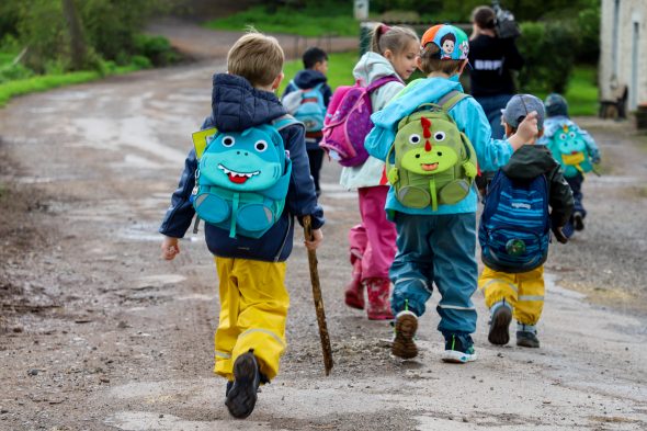 Waldtag der SGO-Kindergartenkinder (Bild: Julien Claessen/BRF)