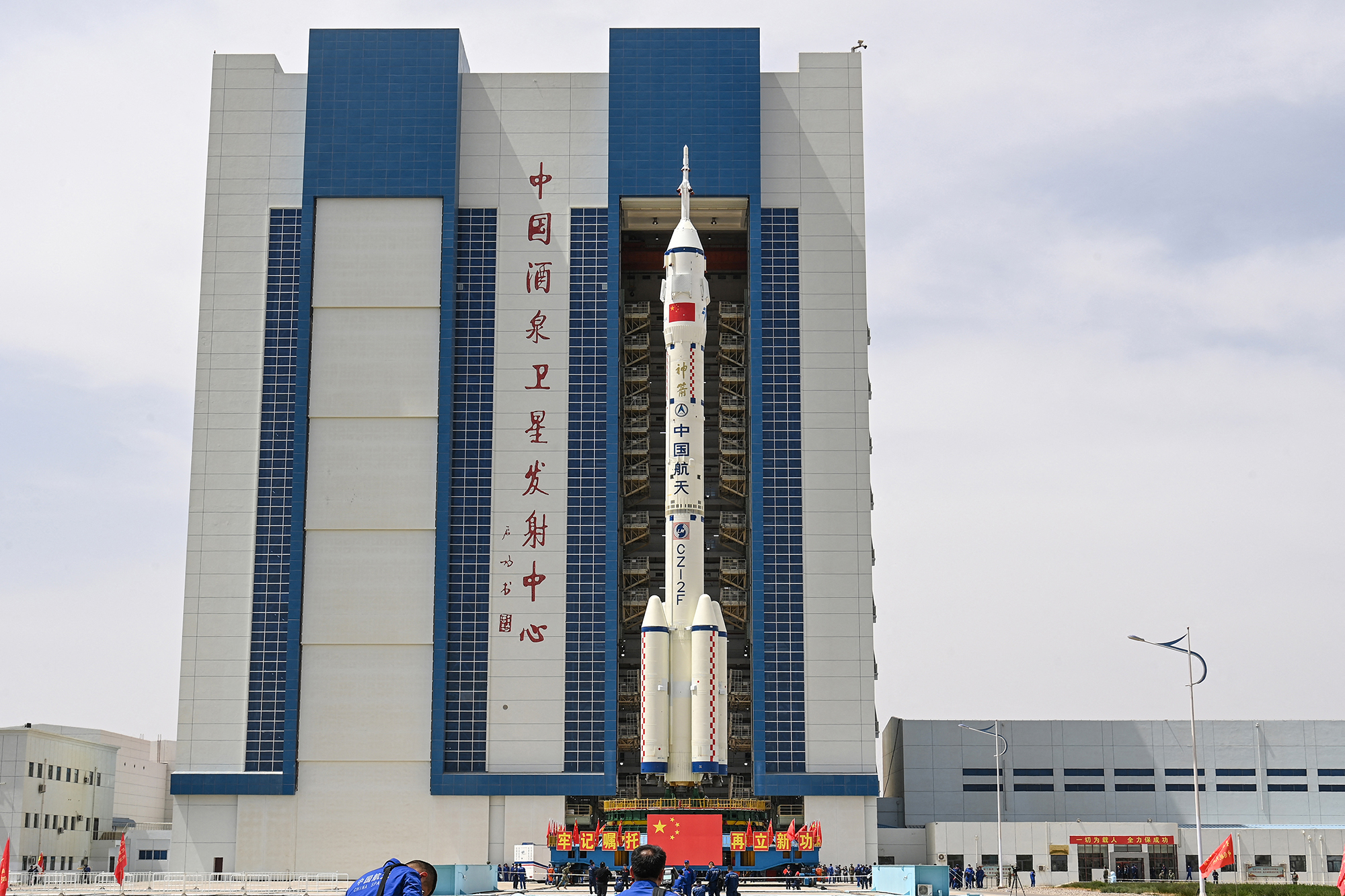 Rakete mit dem Raumschiff "Shenzhou 16" (Bild: CNS/AFP/China Out)