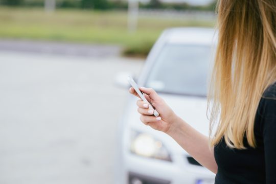 Ein "Smombie", die Zusammensetzung aus den Begriffen Smartphone und Zombie (Illustrationsbild: © djedzura/PantherMedia)